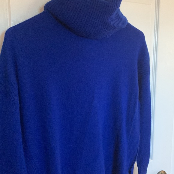 Cashmere sweater. Like new. - Picture 2 of 5